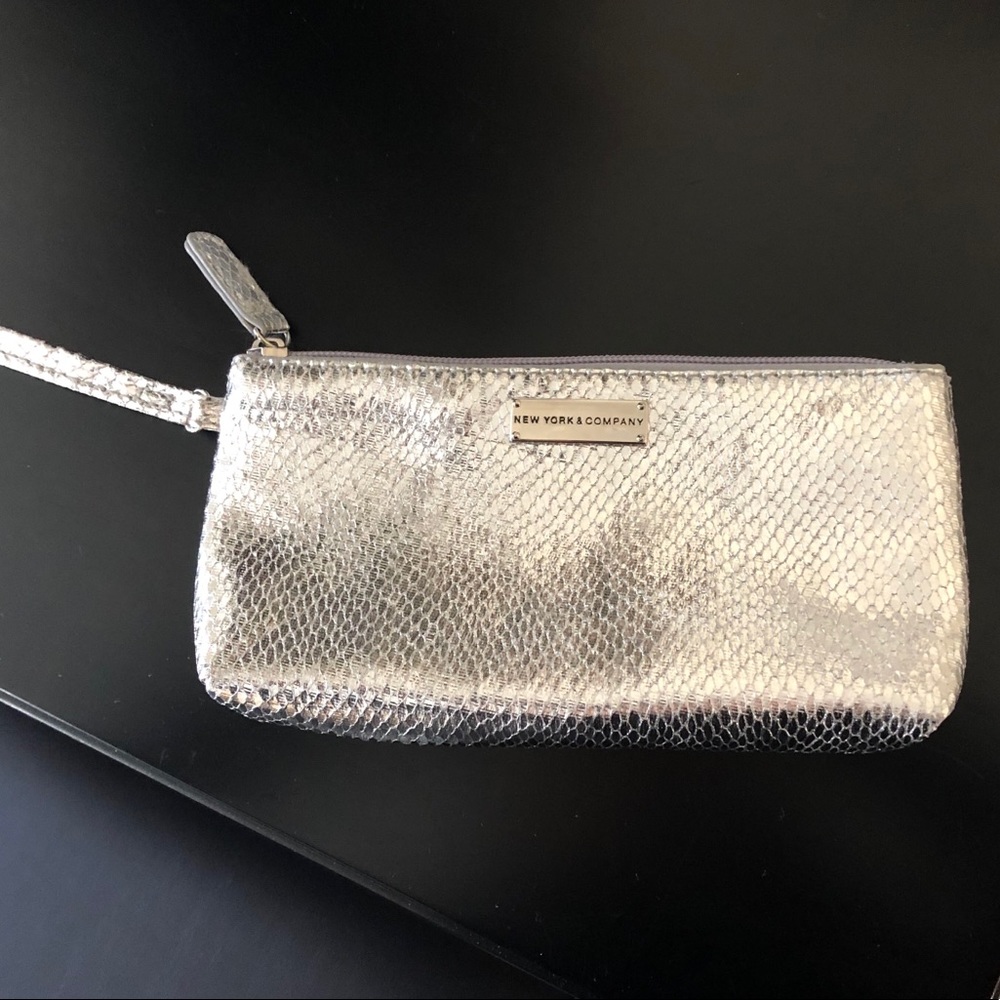☀️New! Silver wristlet. Free gift!